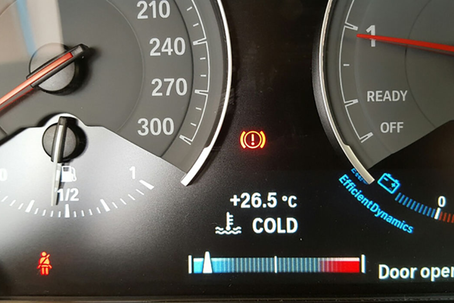 Температура масла в автомобиле. Рабочая температура двигателя БМВ ф10. Рабочая температура двигателя BMW f10 520i. Шкала температуры двигателя БМВ 318i 2010. Нормальная температура двигателя БМВ ф10.